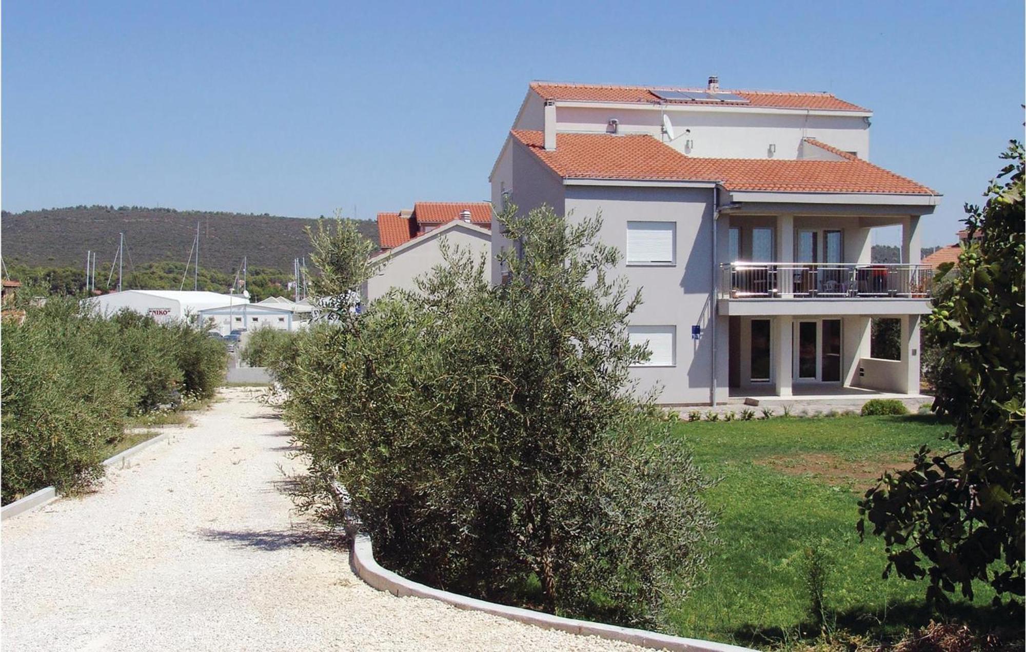 1 Bedroom Cozy Apartment In Bibinje Exterior foto
