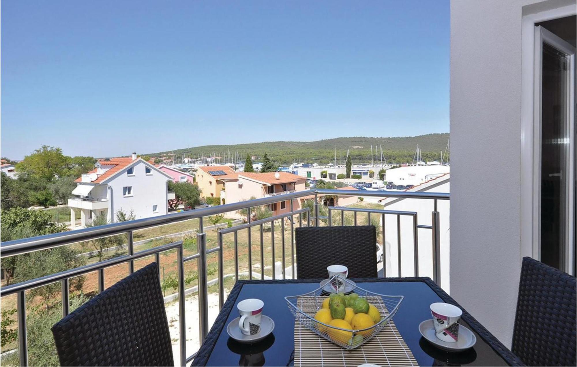 1 Bedroom Cozy Apartment In Bibinje Exterior foto
